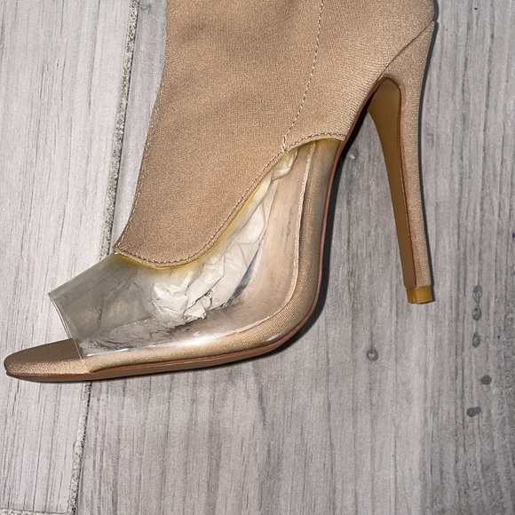 Public desire, women’s thigh,high boots - Picture 4 of 11